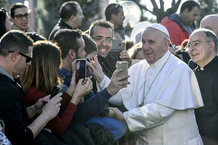 Papst Franziskus während des Besuches der katholischen Pfarrei Santa Maria Josefa del Cuore di Gesu am 19. Februar 2017 in Rom. In der von Armut, Drogen und Kriminalität geprägten Zone Ponte di Nona feierte mit Gläubigen einen Gottesdienst. Zuvor spr