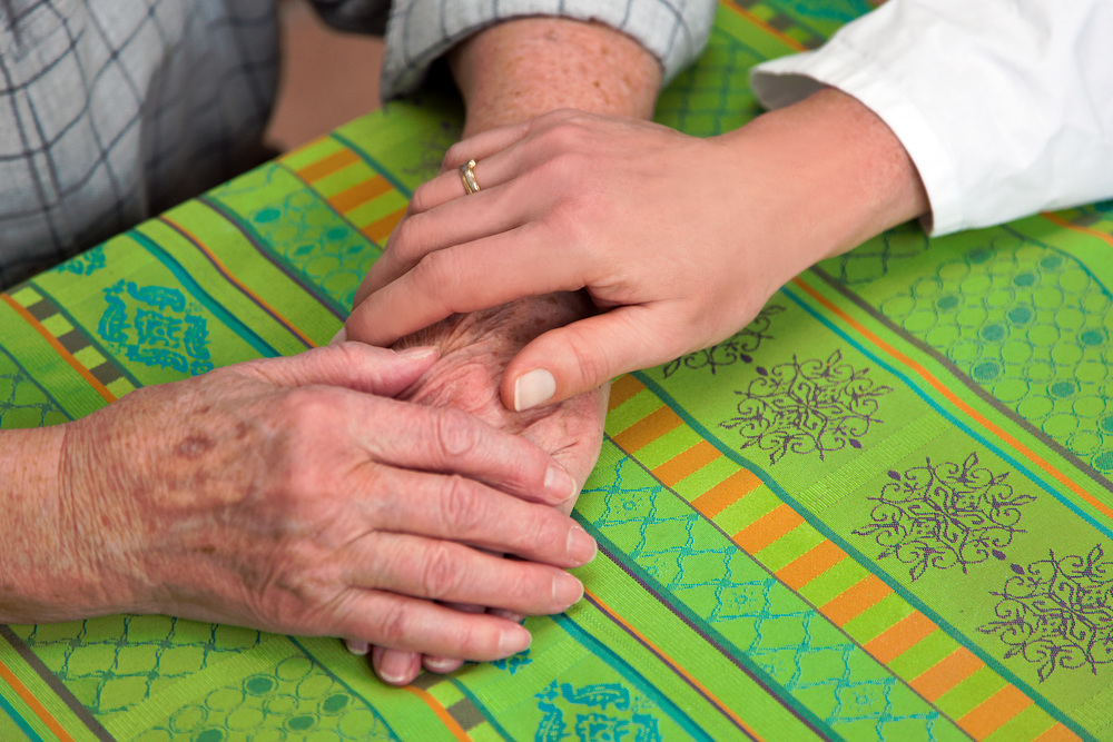 Hand einer Pflegerin und einer alten Seniorin / Erwin Wodicka - BilderBox.com H?nde Pflegerin und einer alten Frau