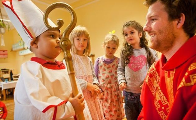 Nikolaus mit vertauschten Rollen / nikolausstiftung.at