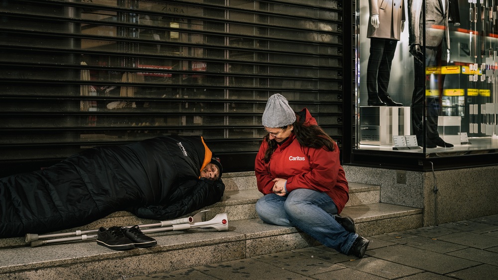 Caritas-Streetworkerin mit Obdachlosem im Winter / Caritas/Klaus Pichler Winternothilfe in Kärnten: Caritas zieht positive Bilanz