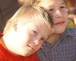 Behinderte und nichtbehinderte Kinder bei einem Fest im Caritas-Heim f
