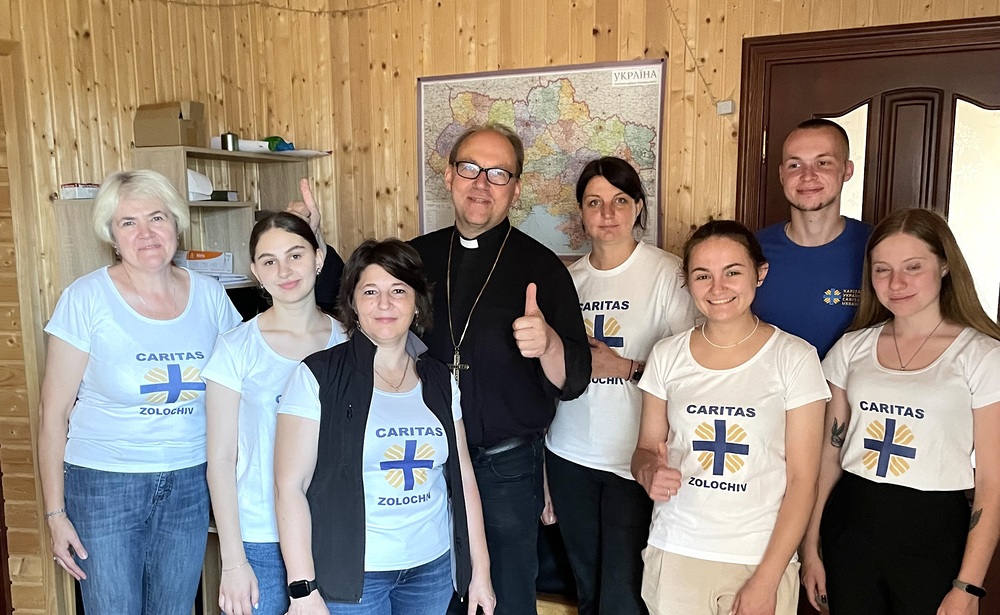 Bischof Glettler mit Mitarbeiterinnen eines pfarrlichen Sozialzentrums der Caritas Ukraine in der Nähe von Lviv / Josef Baittrok Bischof Glettler mit Mitarbeiterinnen eines pfarrlichen Sozialzentrums der Caritas Ukraine in der Nähe von Lviv