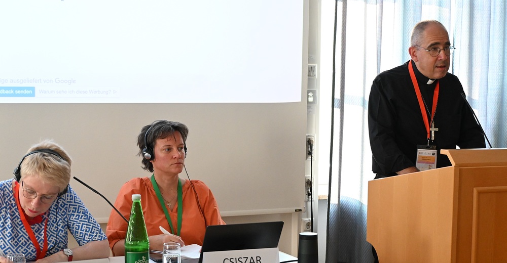 Präsentation der Ergebnisse der Kleingruppen im Plenum beim europäischen Synoden-Workshop in Linz - v.l.: Myriam Wijlens, Klara Csiszar, Bischof Matthieu Rouge (Nanterre, Frankreich) / Kathpress/Paul Wuthe