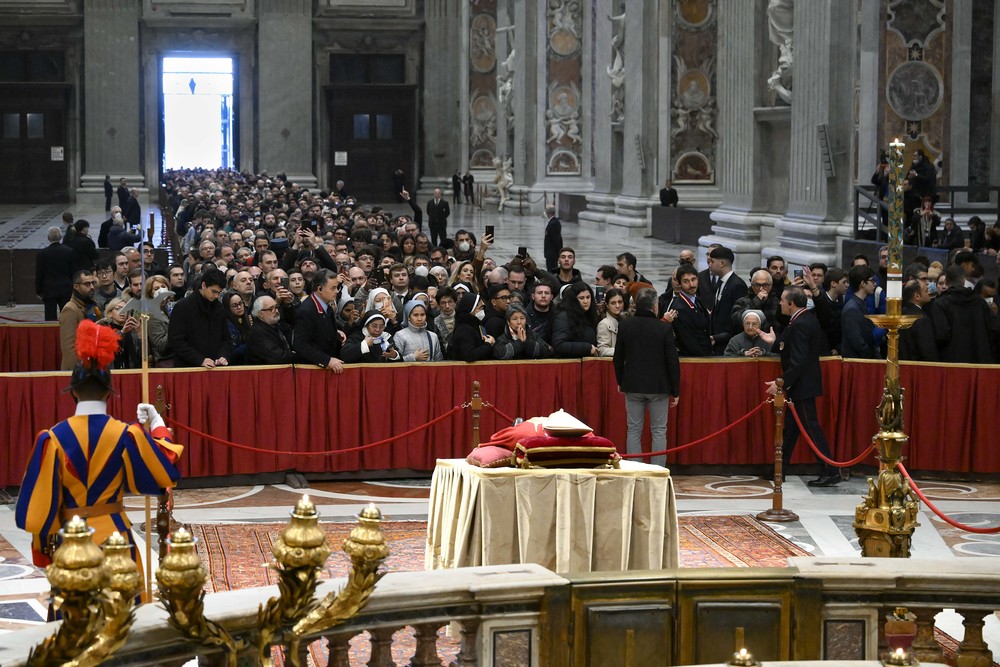 Aufgebahrter emeritierter Papst Benedikt XVI. im Petersdom / VATICAN MEDIA