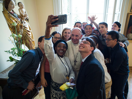 Papst Franziskus macht bei Selfie mit / Copyright 2016, KNA. Alle Rechte vorbehalten, Osservatore Romano Im erzbischöflichen Palais in Krakau hat Papst Franziskus sich am 30. Juli 2016 mit dreizehn Jugendlichen zum Mittagessen getroffen, die sich auf dem XXXI. Weltjugendtag als Helfer engagieren. Hier machen die Teilnehmer mit einem Handy ein Selfie mit