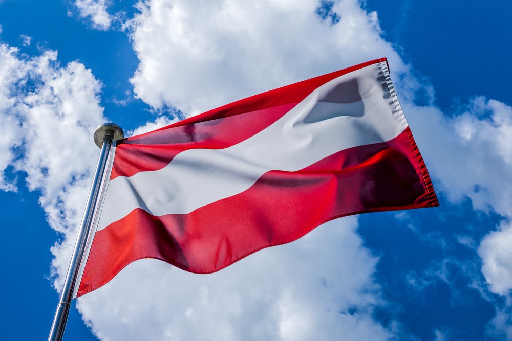 Österreich, Kärnten, Weissensee, 2018, / Erwin Wodicka - wodicka@aon.at Österreich. Flagge der Republik weht vor blauem Himmel mit Wolken im Wind