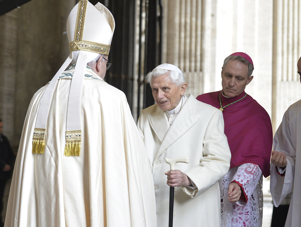 Eröffnung des Heiligen Jahres / © 2015 KNA, www.kna-bild.de - Nutzungsrechte vorbehalten., Osservatore Romano Eröffnung des Heiligen Jahres der Barmherzigkeit durch Papst Franziskus am 8. Dezember 2015 im Vatikan. Bild: Bild: Papst Franziskus begrüßt den emeritierten Papst Benedikt XVI. vor der Öffnung der Heiligen Pforte.